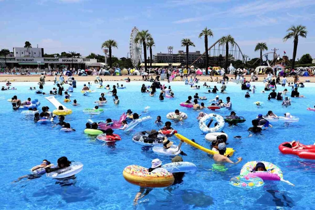 Water Park at Yomiuriland Opens for Season; Visitors Can Enjoy 5 Types of Pools