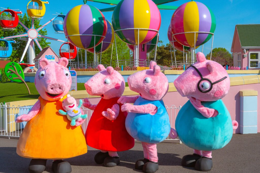 Families flock to Paultons Park to meet the new arrival to Peppa Pig’s Family, Baby Evie « Amusement Today
