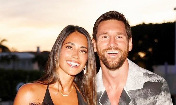 Football stars keep vacation style in check