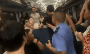 Passenger smashes window on boiling hot train in China after AC failure