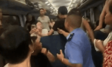 Passenger smashes window on boiling hot train in China after AC failure