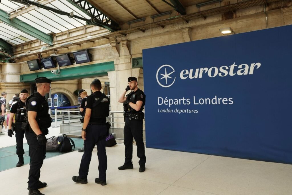 Passengers stranded as Eurostar train loses power