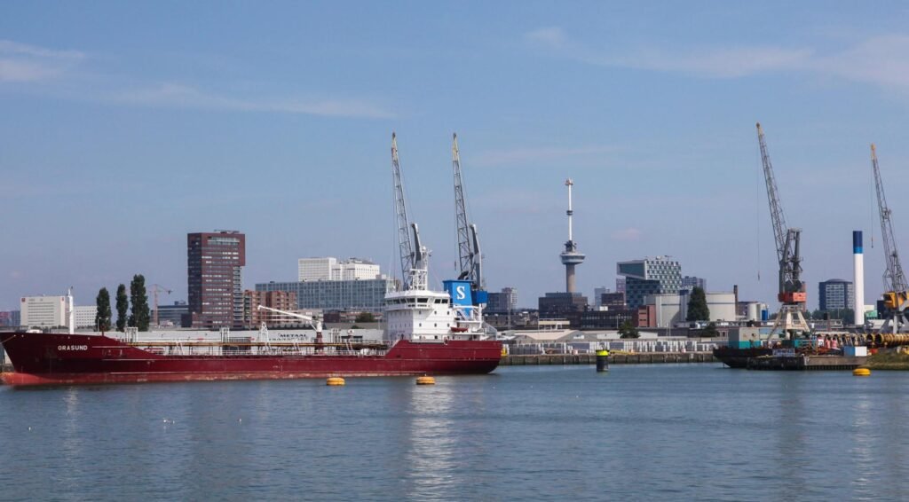 World's oldest cruise ship makes last journey on Westerschelde