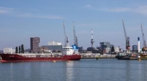 World's oldest cruise ship makes last journey on Westerschelde