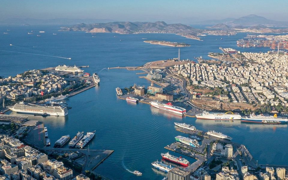 Catamaran ferry suffers engine failure before departure in Piraeus