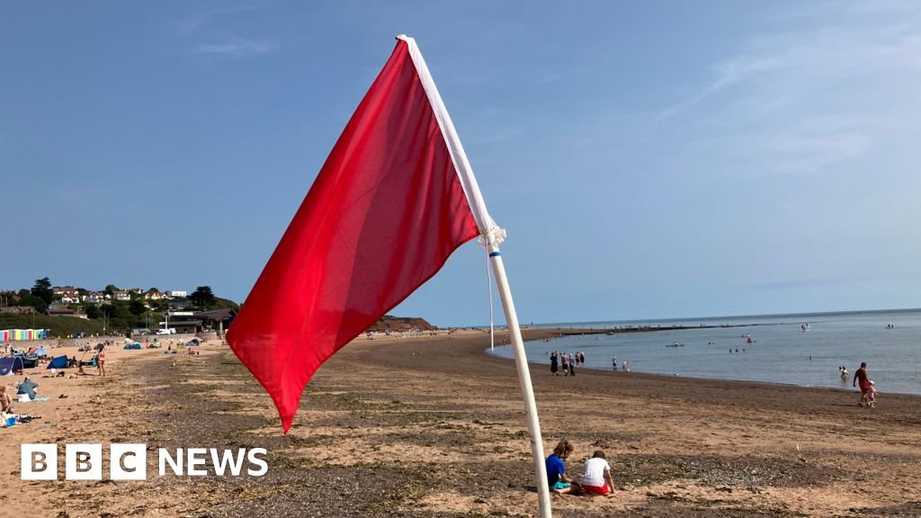 Exmouth beachgoers told to exit water due to pollution