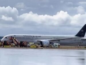 Passenger opens plane door, delays Saudia Flight at Heathrow - Gulf News