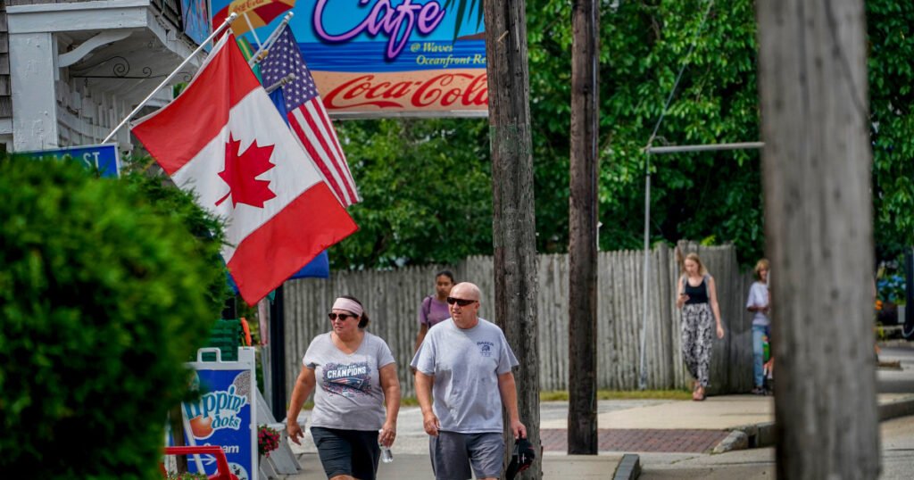 Tourist spots try to win back Canadian tourists