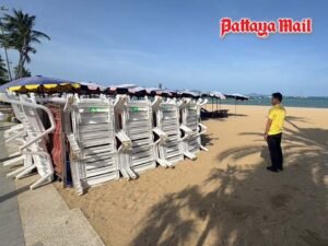 ‘Whose beach is it anyway?’ Chair vendor suspended for blocking tourist parking in Pattaya
