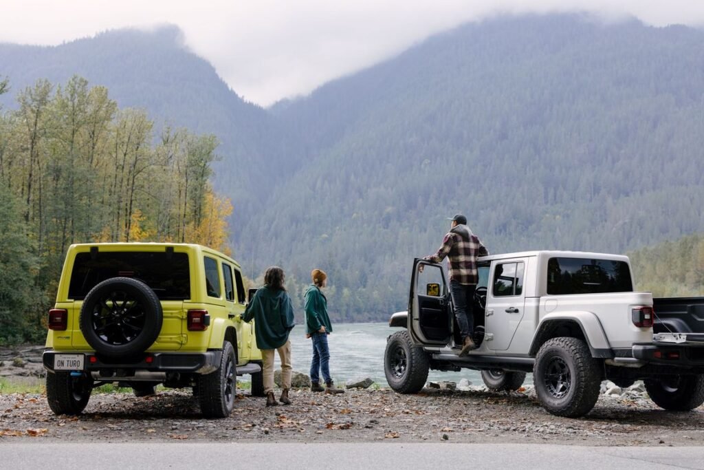 Fewer Canadians Driving South, More Extending Domestic Trips: Study