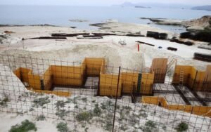 Milos cancels beach hotel | eKathimerini.com