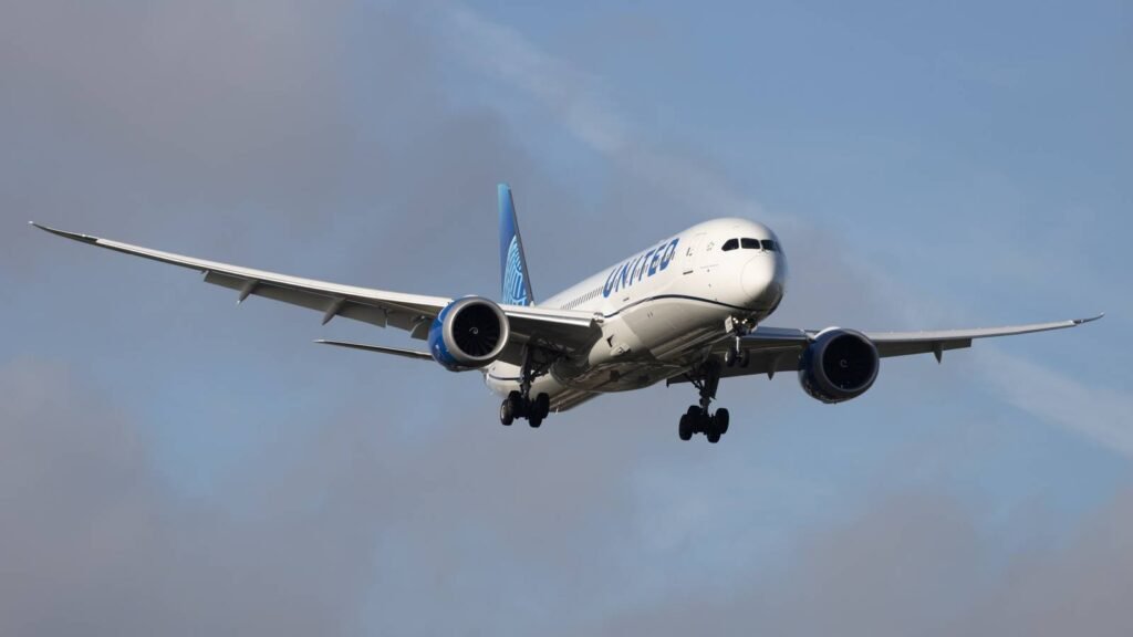 Why In The World Does United Airlines Fly The Boeing 787-10 And Not The Airbus A350-1000?
