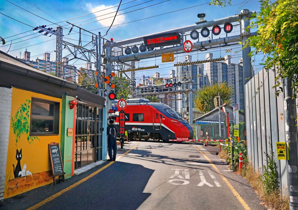 A train passes by at one of the alleyways in Hangangro-dong in Yongsan District, central Seoul. [PARK SANG-MOON]