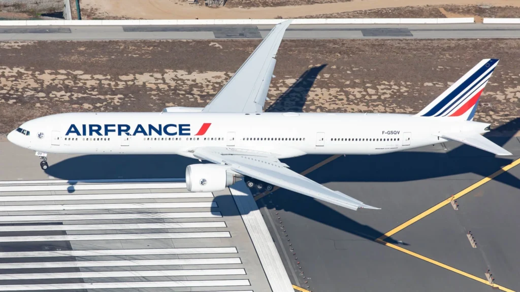 Air France 777 Suffers AC Failure, Pilots Make An Emergency Landing at Paris