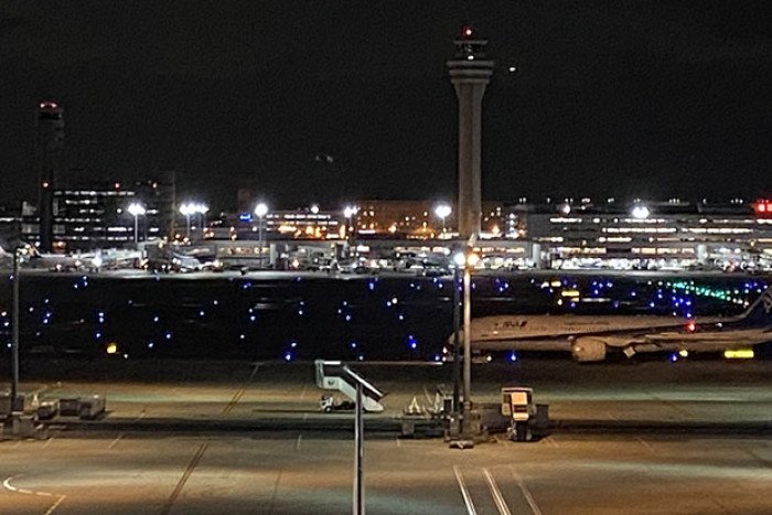 Bangkok Post - ANA plane returns to Haneda airport after possibly hitting runway lights
