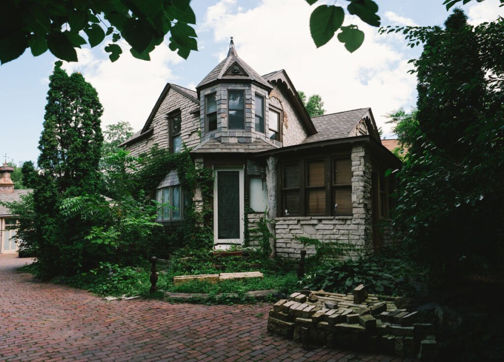 Here are Airbnb's 10 Spookiest & Ghostliest Rentals