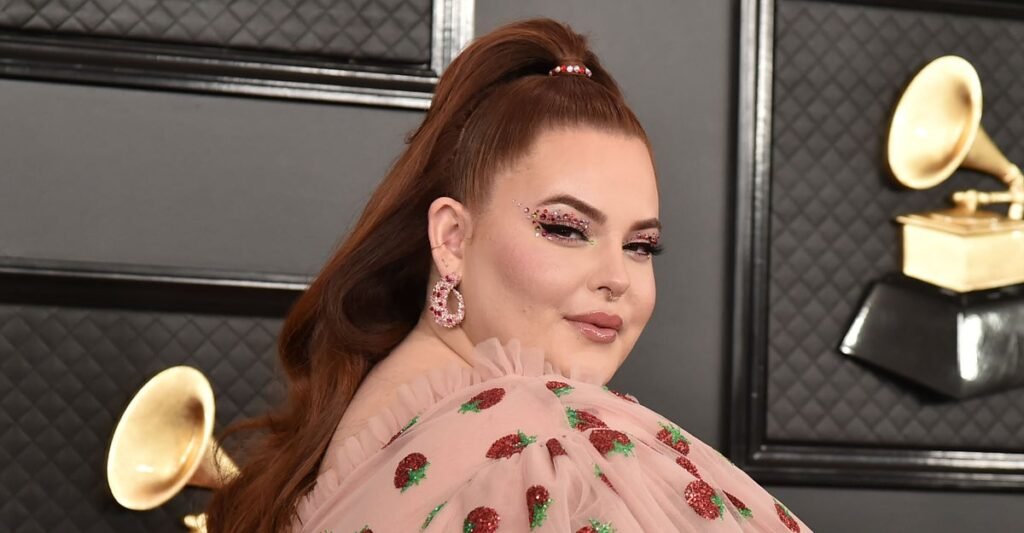 Tess Holliday Slams Flight Attendant For Body Shaming Incident