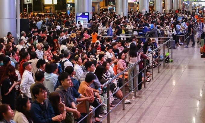 Which Southeast Asian country has airport with the lowest on-time performance?