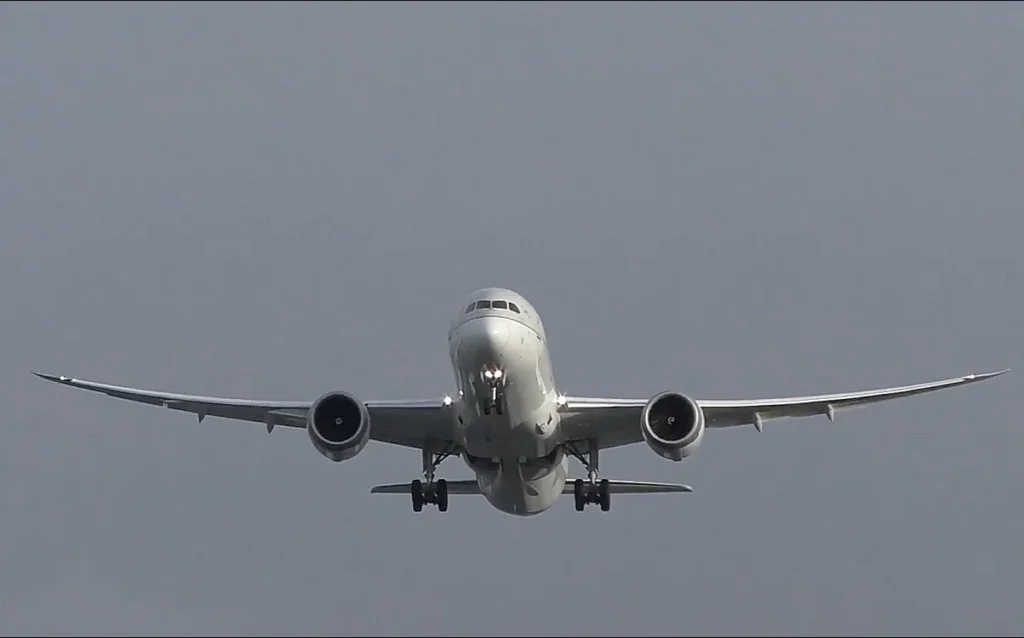 Boeing 787 does cheeky wing flex as it competes with Airbus A350 on take-off