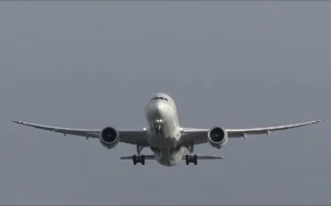 Boeing 787 does cheeky wing flex as it competes with Airbus A350 on take-off