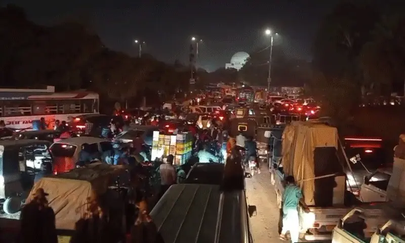 Citizens suffer prolonged traffic jam on Karachi’s MA Jinnah Road - Pakistan