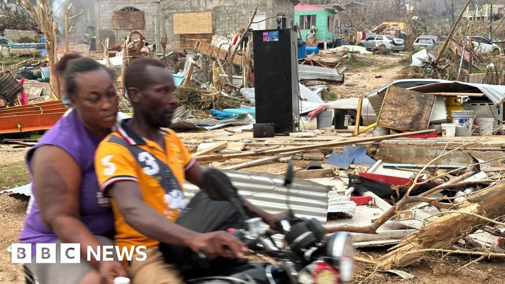 Hurricane-hit Jamaican towns wait for aid