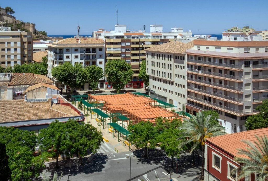 María Hervás Plaza in the Historic Center of Dénia, Valencian Community / DVCH DeVillarCHacon