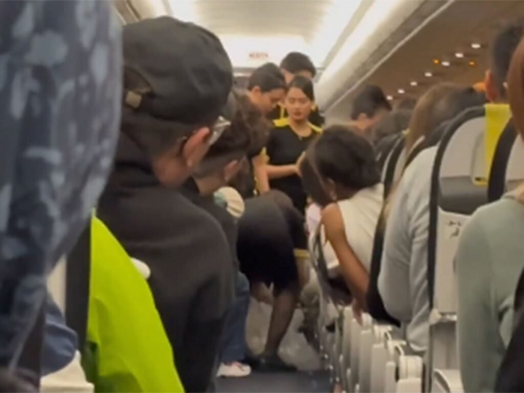 Power bank overheats on Hong Kong-Singapore flight, passengers describe panic