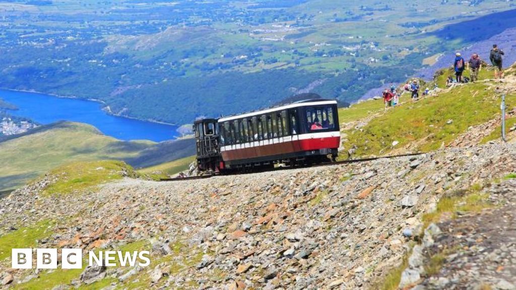 Snowdon Mountain Railway 'wet seats' blasted by travel company