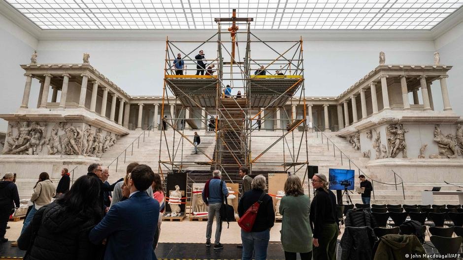 Behind the scenes of Berlin's Pergamon Museum renovation – DW – 12/07/2025