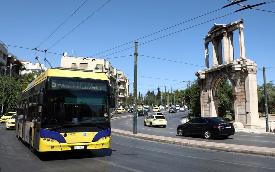 Crews begin dismantling trolleybus cable network