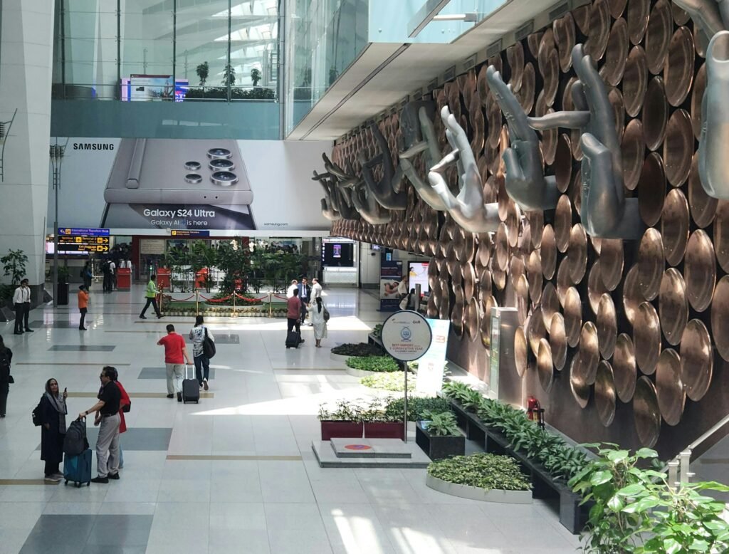 Dense Fog at Delhi Airport leads to cancellation of hundreds of flights - Travel Radar