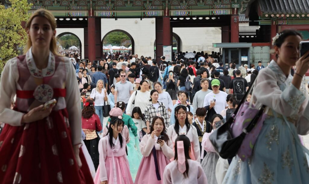 Tourists visit Gyeongbok Palace in central Seoul, Oct. 9. Yonhap