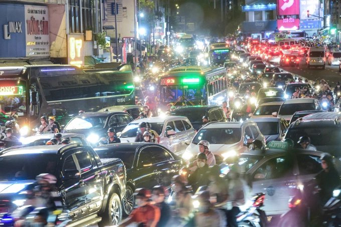 Which Southeast Asian cities lose the most and least time per year at rush hours?