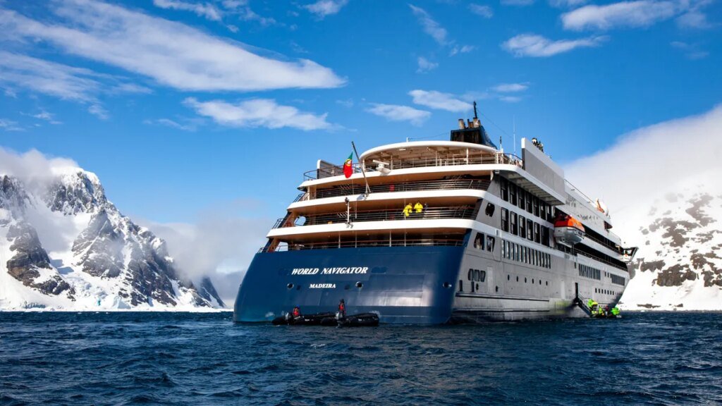 Expedition ship hits another vessel due to wind