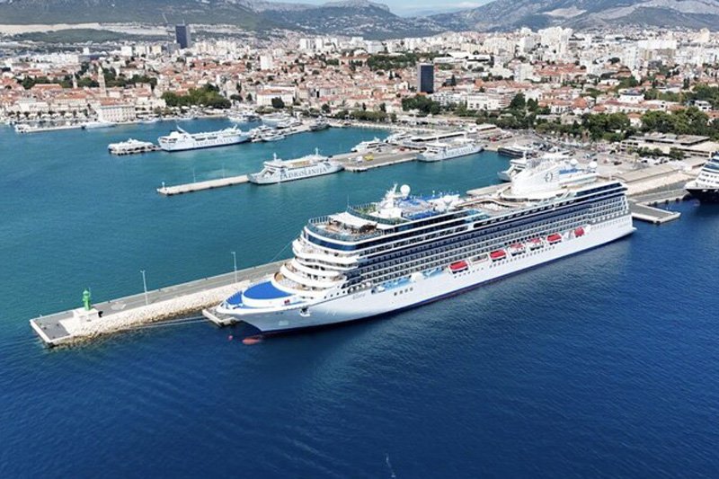oceania allura in port croatia
