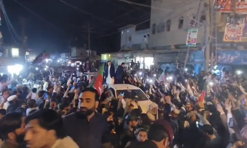 PTI workers gather at Mazar-i-Quaid awaiting CM Afridi’s arrival for rally - Pakistan