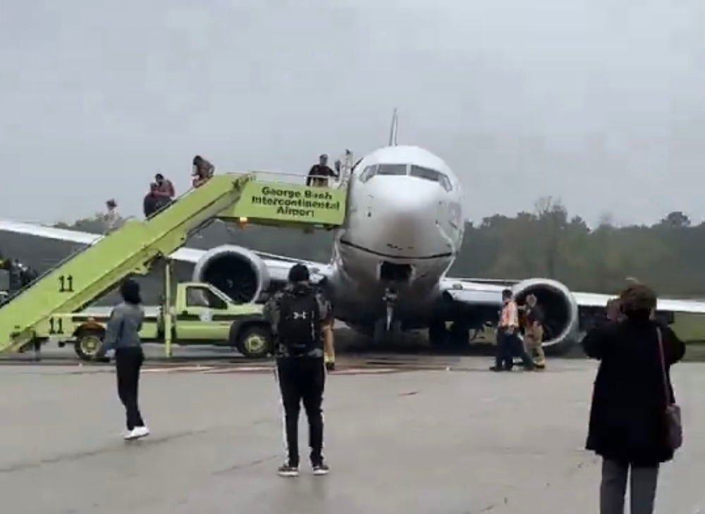 United Captain Runs 737 Off Runway: The Cockpit Voice Recorder Is Fascinating