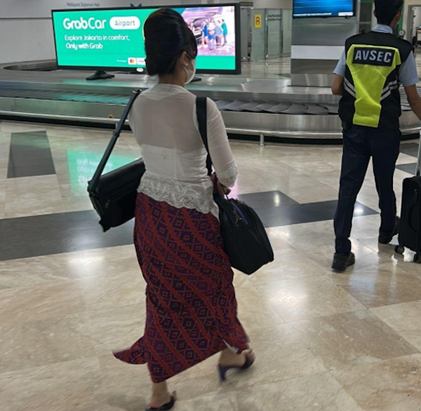 Woman Takes Batik Air Flight In Fake Flight Attendant Uniform, Gets Arrested