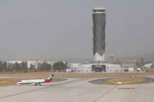 ZUMPANGO , EDOMEX, 09ENERO2025.- Una aeronaves de Mexicana de Aviación llega a la pista del AIFA.