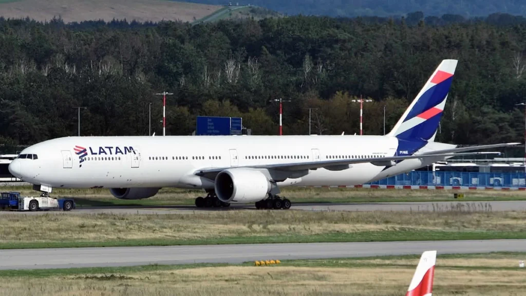 LATAM Boeing 777-300