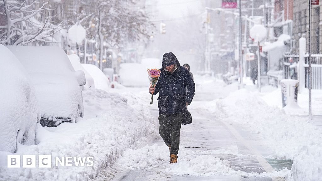 More than 5,000 flights cancelled as US east coast digs out of record snow - BBC
