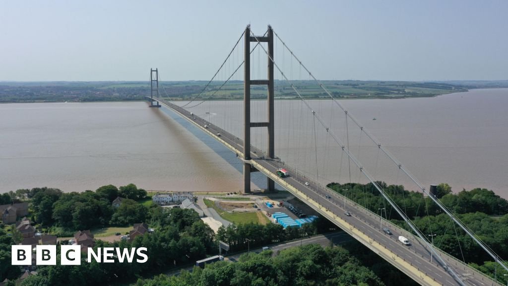 Phone app for Humber Bridge toll users goes live - BBC