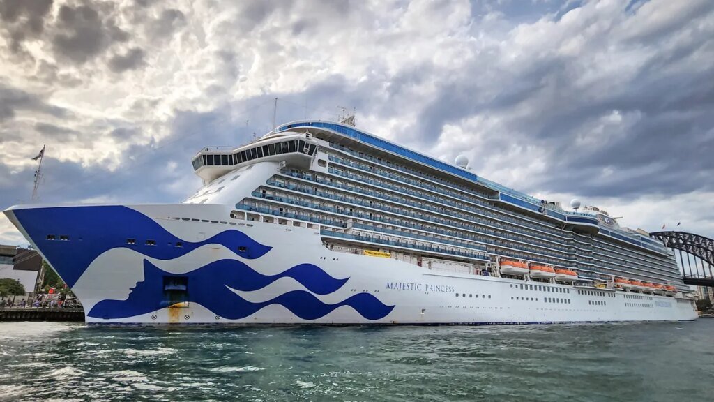 Princess ship rescues 4 people at sea during Caribbean cruise