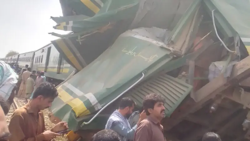 1 dead as Lahore-bound Shalimar Express derails after colliding with goods train in Naushahro Feroze - Pakistan