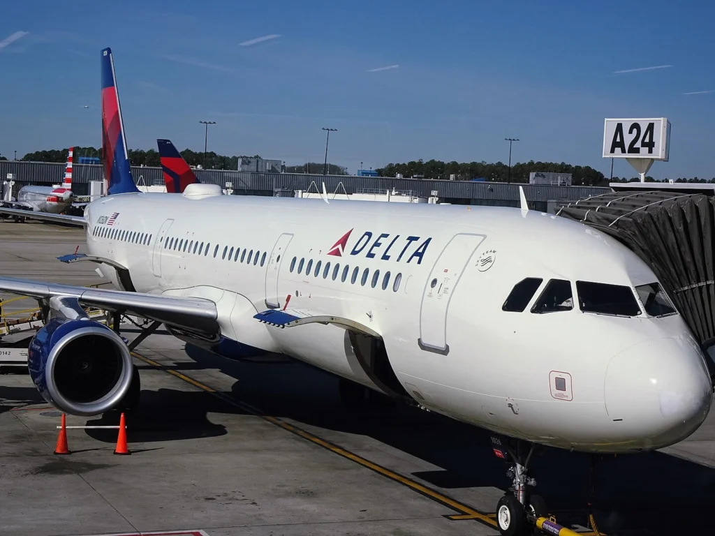 Delta Gate Agent Holds Breakdance Contest for Two Empty First Class Seats
