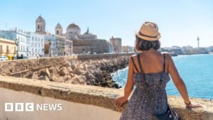 Easter holidaymakers switching from Dubai to Spain as flights fill up - BBC