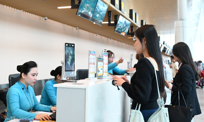 Flight uncertainty fuels anxiety among Vietnam travelers