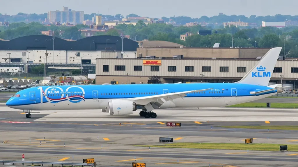 KLM’s Boeing 787 Escapes Dubai After 12 Days on Tarmac