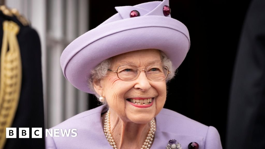 Late Queen's private rooms at Scottish palace to open to visitors - BBC